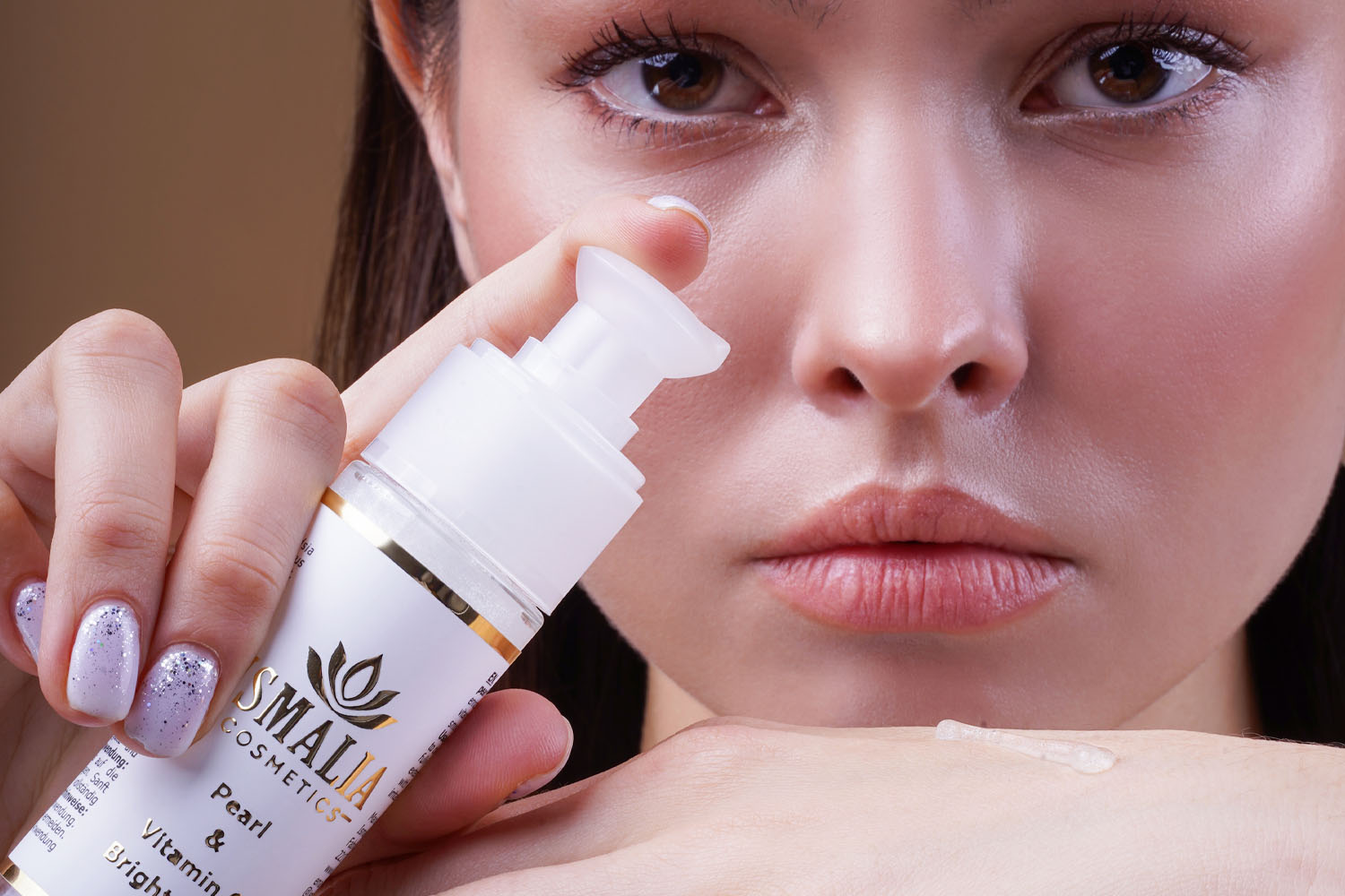 Produktfoto einer Handcreme mit natürlichem Hintergrund