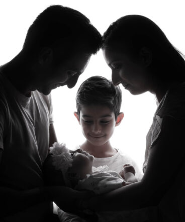PWS8855-Kopief-2-scaled Emotionale Aufnahme einer Mutter mit Baby auf neutralem Hintergrund
